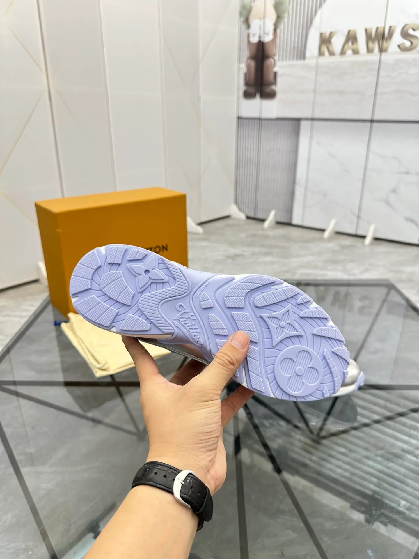 Men's shoes: 💰P660¥ Top quality Product trademark: LV* "Louis Vuitton*" low-top casual shoes Regular size: 35-44 (can be customized to 45.46) Couple style Product materials: Upper imported cowhide stitching original material, breathable lining, original outsole. Number: H218